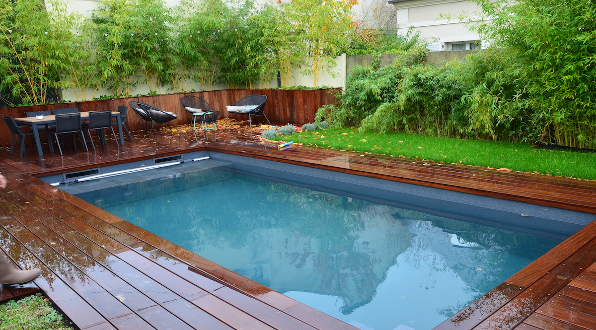 Terrasse en bois de piscine avec volet immergé
