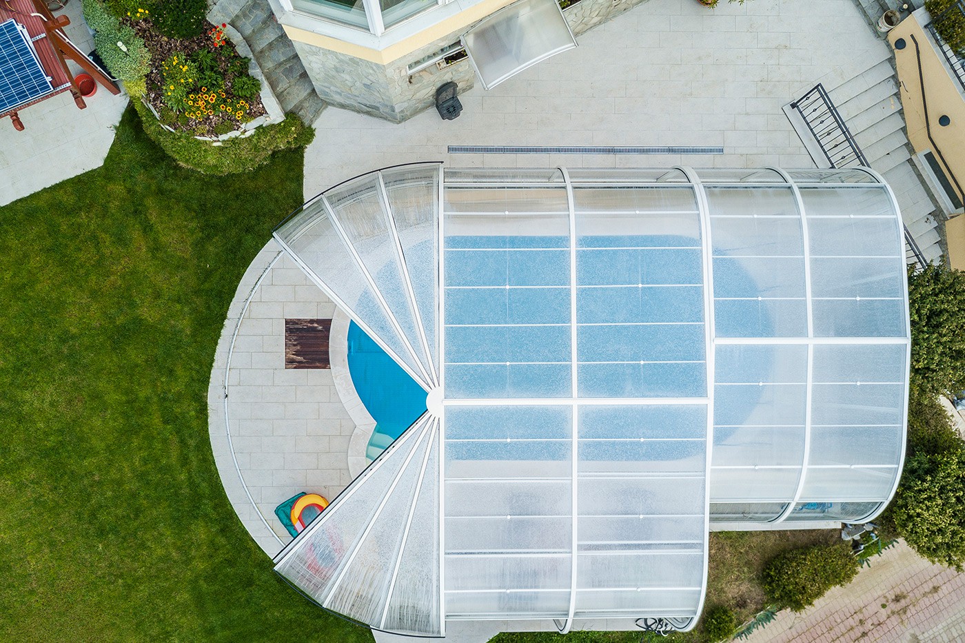Grand abri de piscine vue de haut