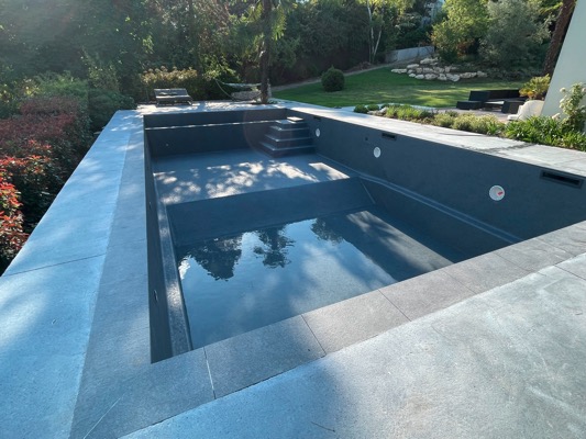 bassin de piscine avec membrane en PVC