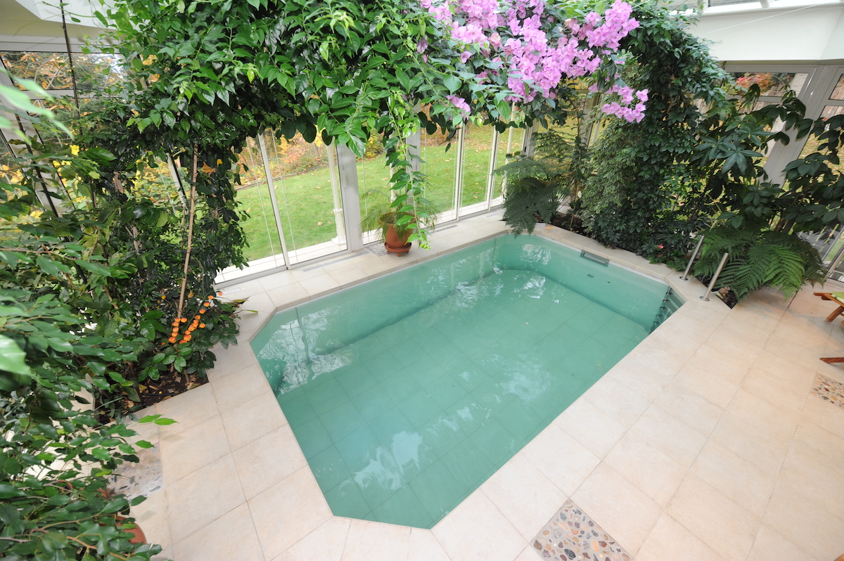 Petite piscine intérieure avec terrasse en pierre naturelle