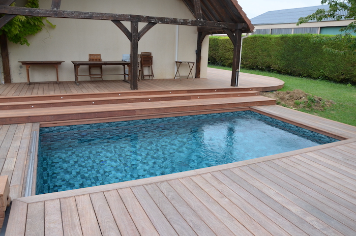 Terrasse en bois et piscine creusée