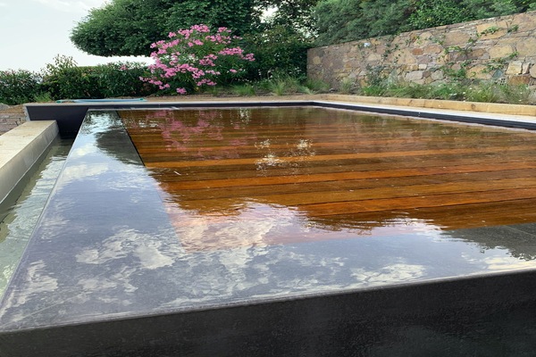 Magnifique piscine à  debordement avec un fond mobile en bois exotique, en Ipé.
